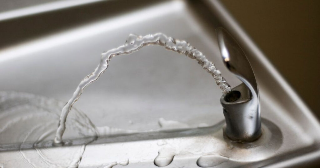 Conserto de Bebedouro em Guarapari | Assistência Perto de Mim vazamento de agua no bebedouro